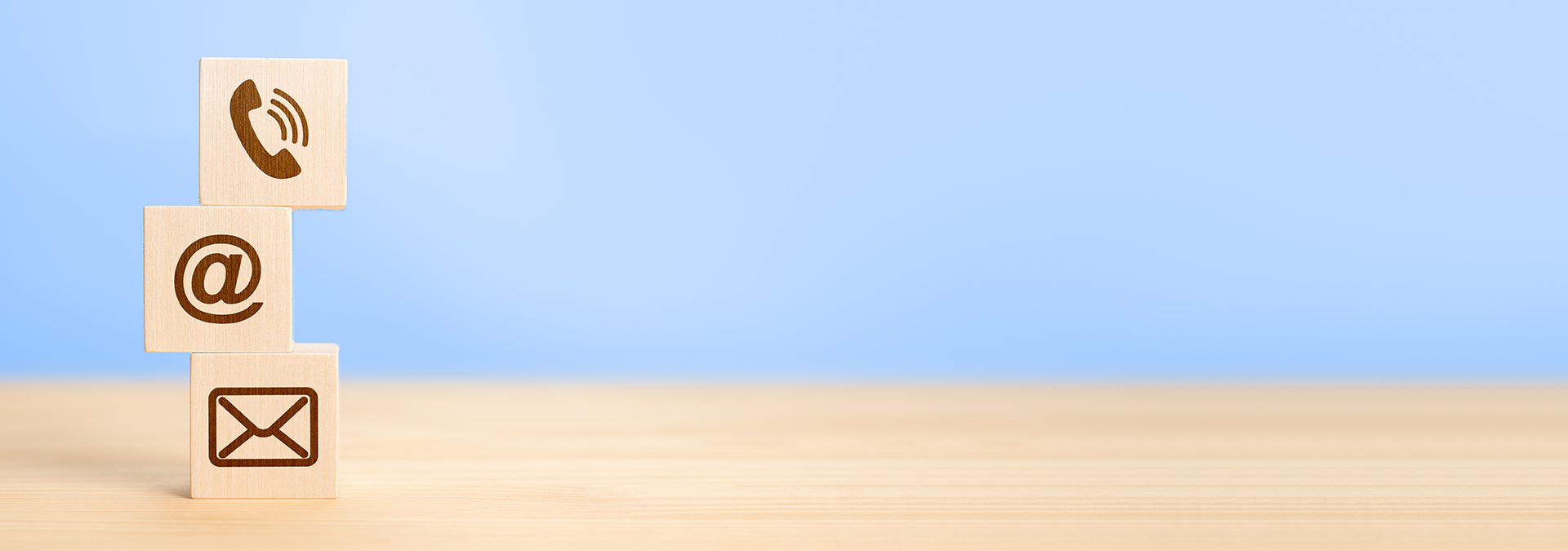 Man sieht 3 Würfel mit unterschiedlichen icons, welche Möglichkeiten der Kontaktaufnahme symbolisieren: An erster Stelle steht der Anruf, gefolgt von Mail und Nachricht